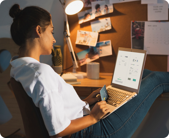 Άτομο σε laptop πραγματοποιεί ηλεκτρονική συναλλαγή με κάρτα και Worldline e-Commerce Gateway